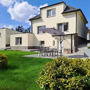 Apartmanovy Dum Se Zahradou V Klidne Casti Prahy Apartment Prag